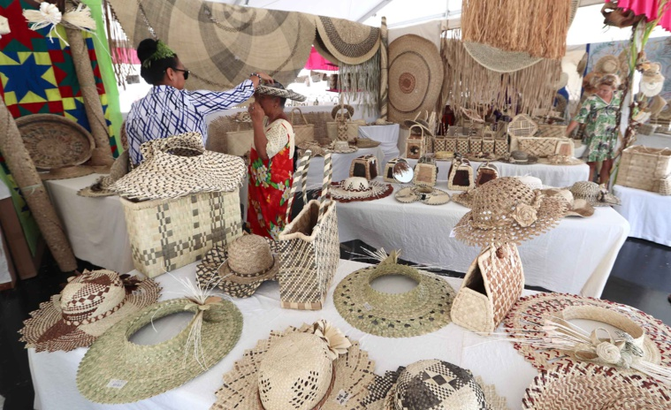 Mains tressant du pandanus